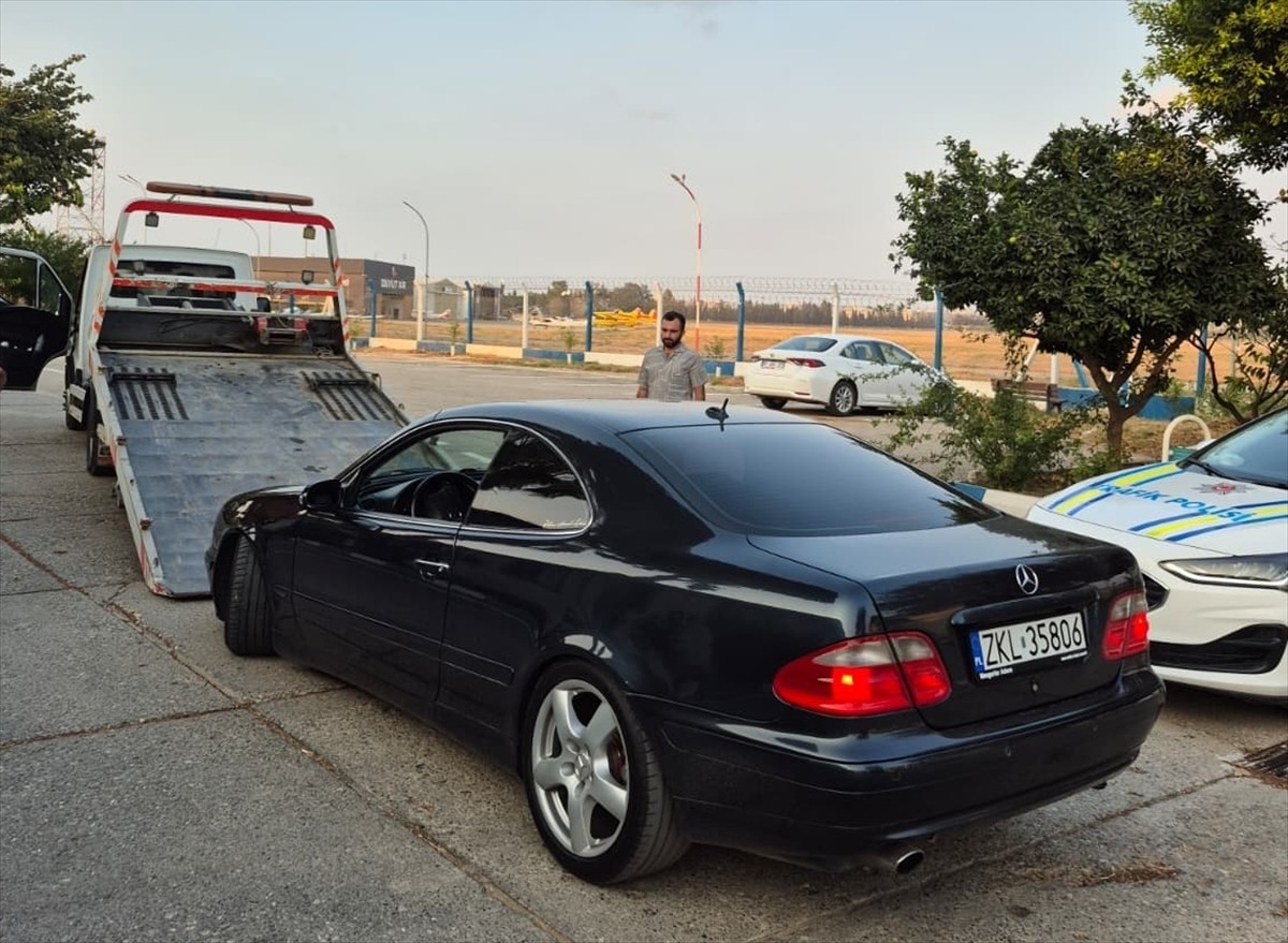 Adana'da trafik güvenliğini tehlikeye düşüren ve çevreye rahatsızlık veren gelin arabasının...