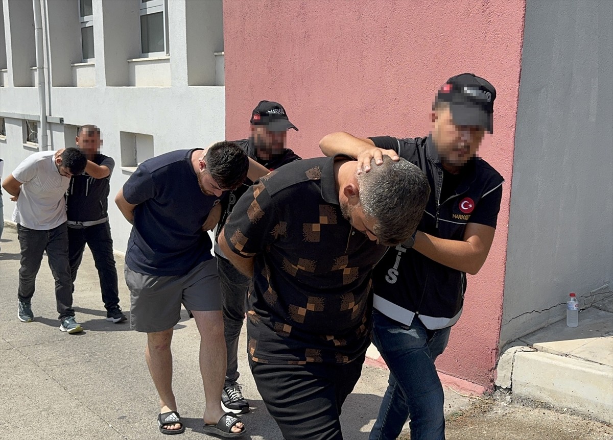 Adana'da uyuşturucu satıcılarına yönelik operasyonda gözaltına alınan 7 şüpheliden 6'sı...