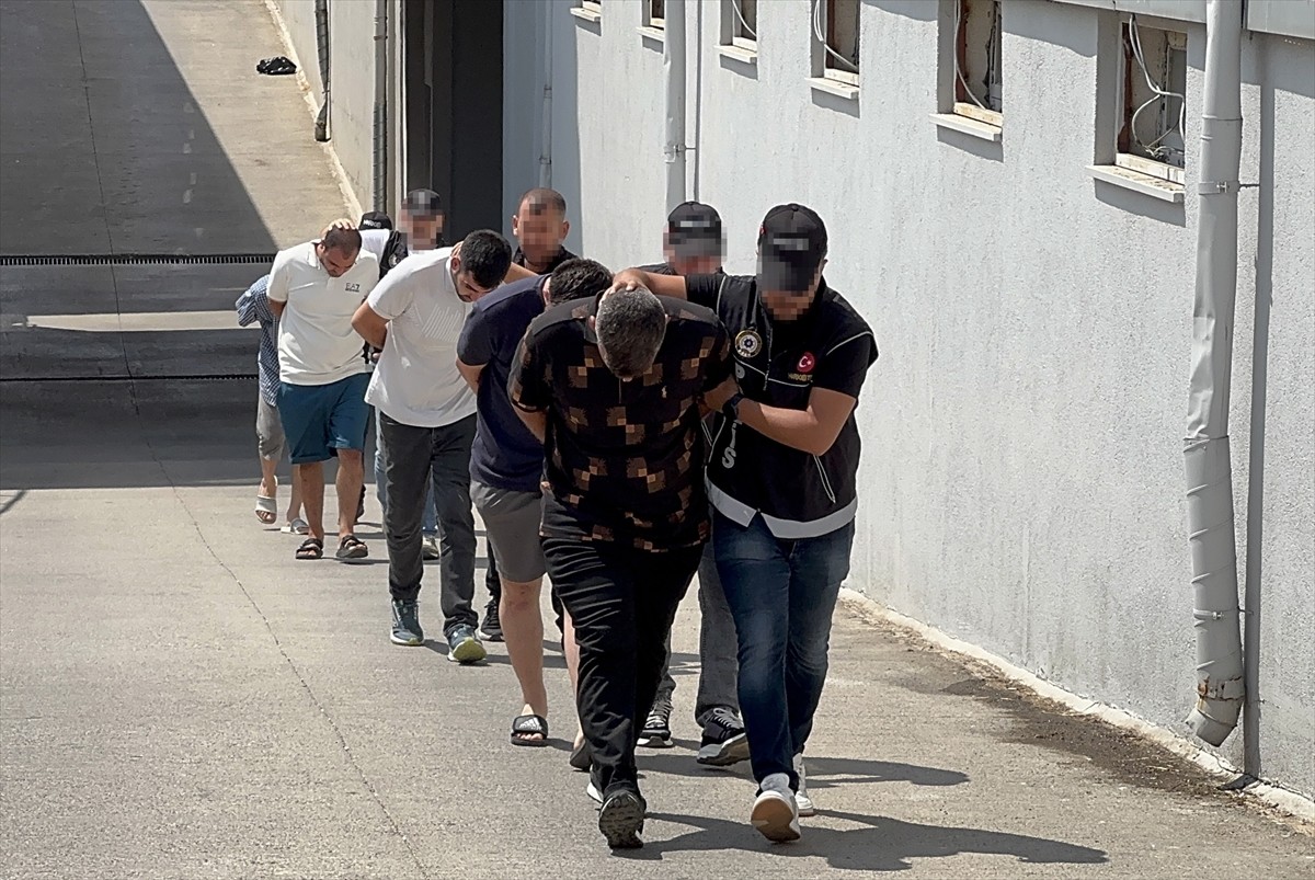 Adana'da uyuşturucu satıcılarına yönelik operasyonda gözaltına alınan 7 şüpheliden 6'sı...