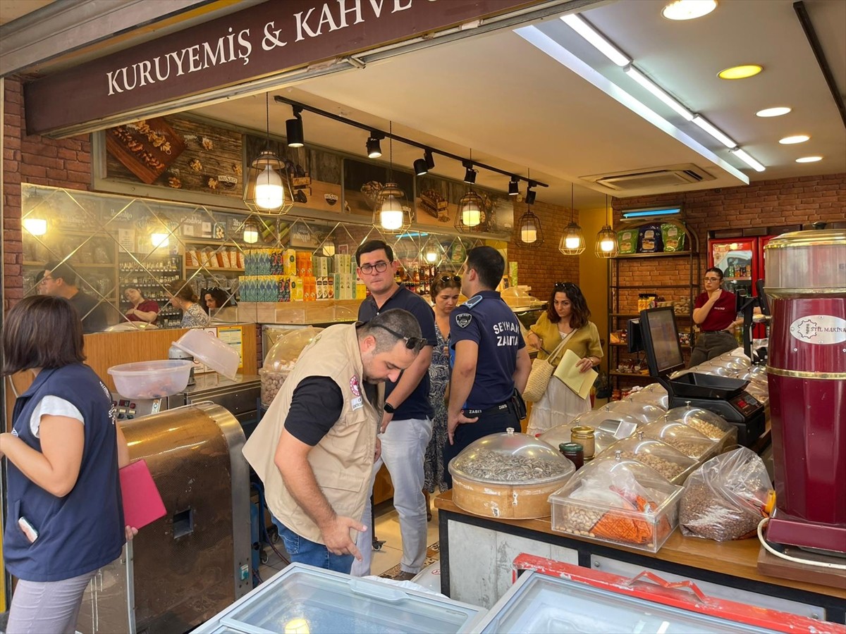 Adana'nın merkez Seyhan ilçesinde bir kuru yemişçideki İlçe Tarım ve Orman Müdürlüğü ekipleri...