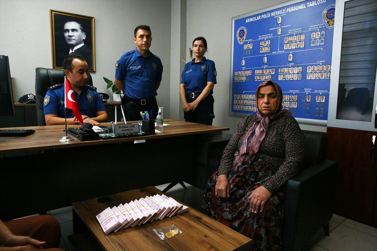 Adana'nın merkez Yüreğir ilçesinde, eski çekyatın altında bulunan ve yanlışlıkla çöpe atılan...