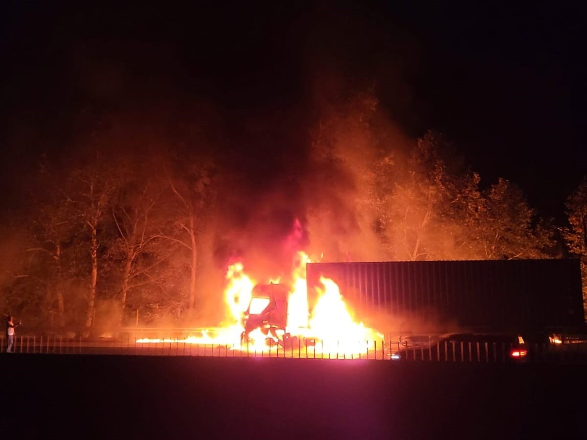 Adana'nın Pozantı ilçesinde, tırda çıkıp ormanlık alana sıçrayan yangın söndürüldü. Yangın...
