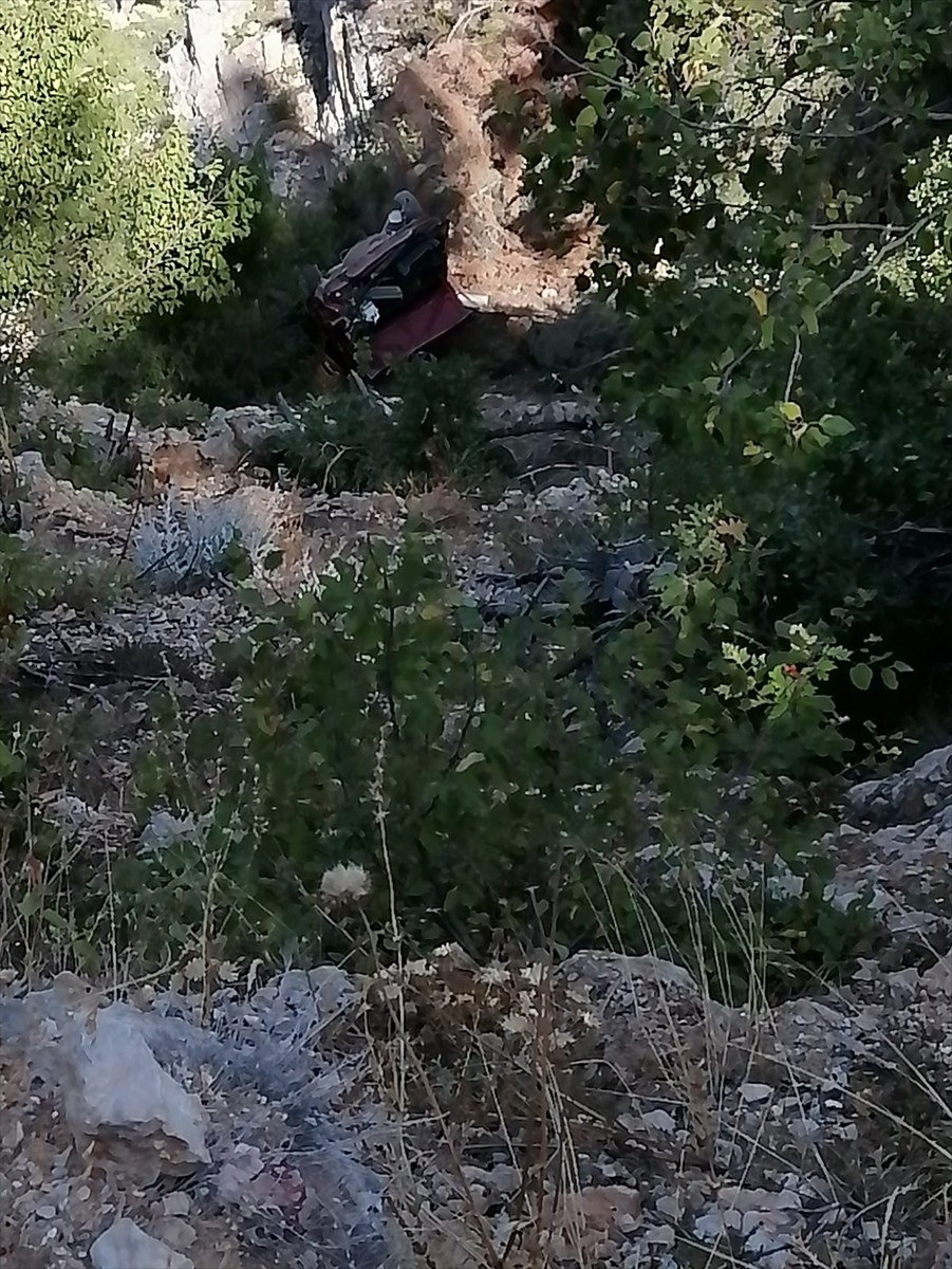 Adana'nın Saimbeyli ilçesinde otomobilin uçuruma yuvarlanması sonucu 2 kişi yaşamını...