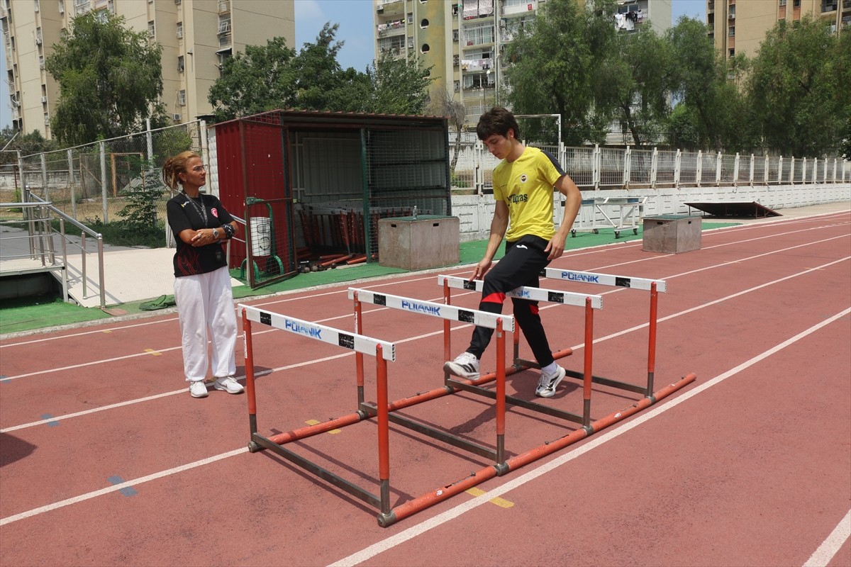 Adana’da atletizm antrenörü olan annesi Nuray Sev'in yönlendirmesiyle spora başlayan 17 yaşındaki...