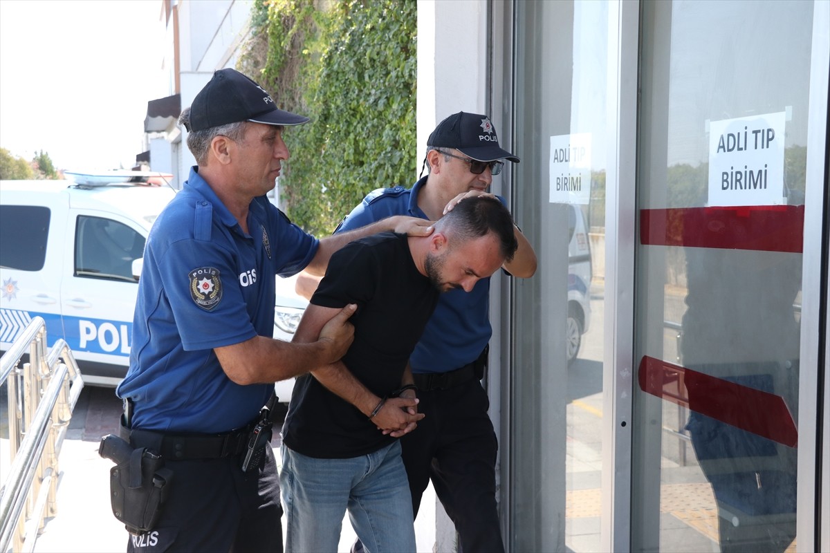 Adana Su ve Kanalizasyon İdaresi'nde (ASKİ) tartıştığı işçiyi ayağından tabancayla vurarak...