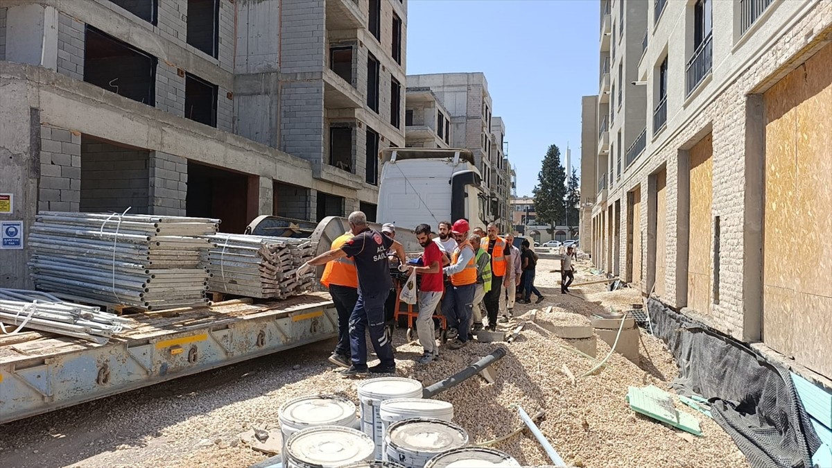 Adıyaman'da çalıştığı inşaatta elektrik akımına kapılan işçi, ağır yaralandı. Yaralanan işçi...
