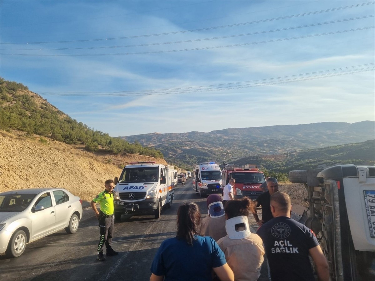 Adıyaman'ın Tut ilçesinde tarım işçilerini taşıyan minibüsün devrilmesi sonucu 19 kişi yaralandı....