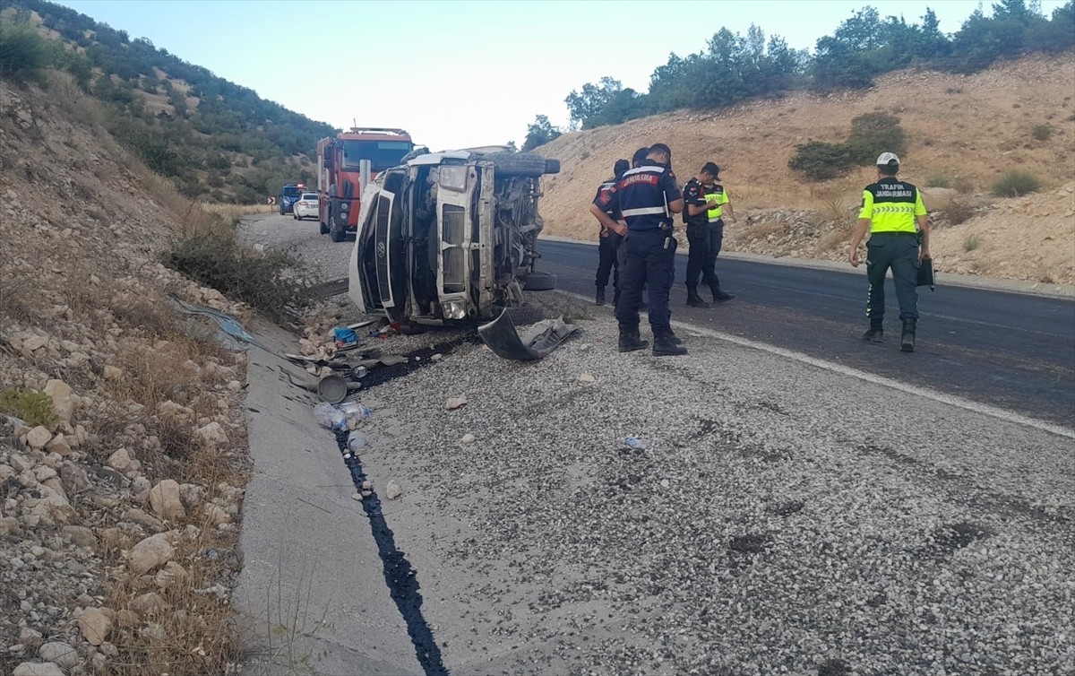 Adıyaman'ın Tut ilçesinde tarım işçilerini taşıyan minibüsün devrilmesi sonucu 19 kişi yaralandı....