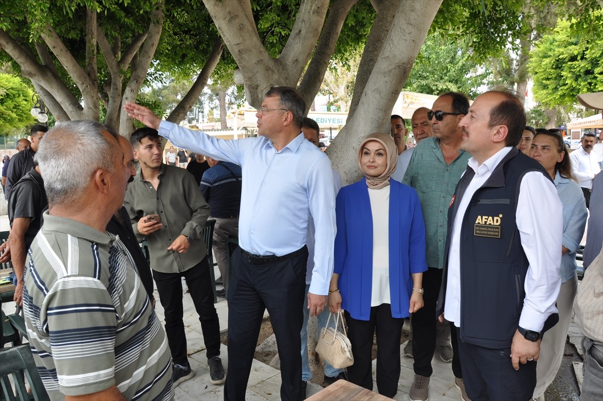AFAD Başkanı Ali Hamza Pehlivan, Mersin'in Silifke ilçesinde yanan bölgelerde incelemelerde...