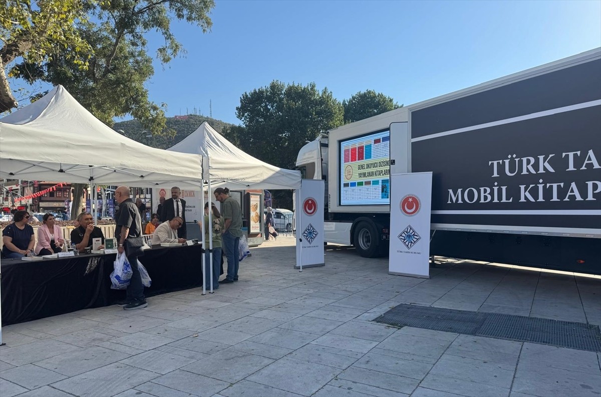 Afyonkarahisar'da Türk Tarih Kurumu (TTK) Mobil Mağazasının açılışı gerçekleştirildi.