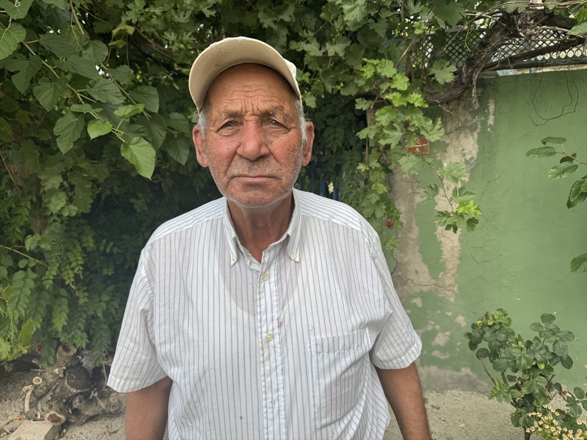 Afyonkarahisar'ın Bolvadin ilçesinde yaşayan Muammer (82) ile Satı (76) Güneş çifti, iki katlı...