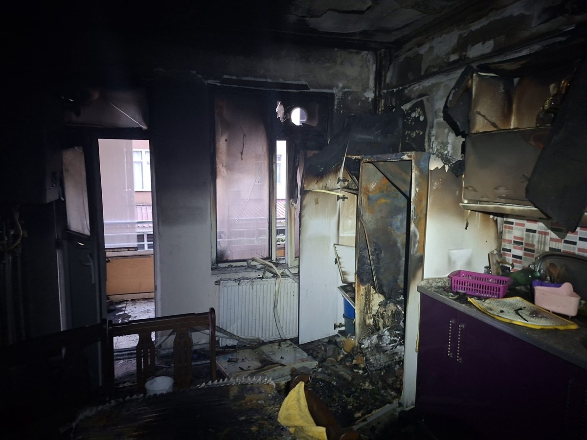 Ağrı'da bir binada çıkan yangında dumandan etkilenen 15 kişi ekiplerce tahliye edildi.