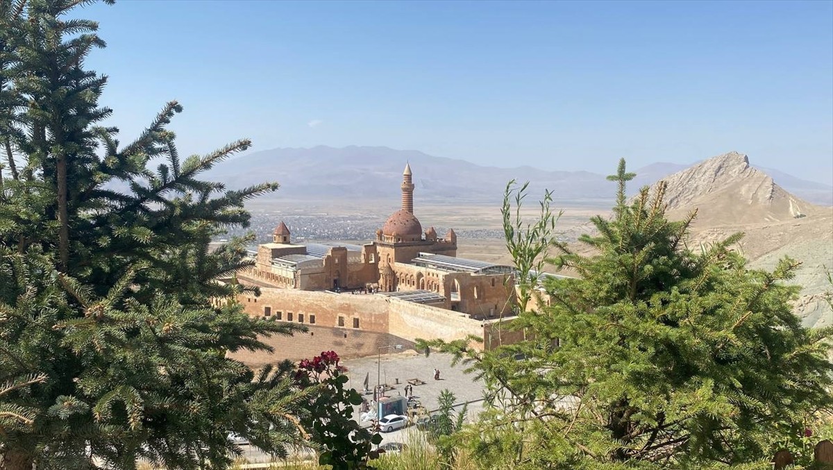 Ağrı'nın Doğubayazıt ilçesinde UNESCO'nun Dünya Miras Geçici Listesi'nde yer alan İshak Paşa...