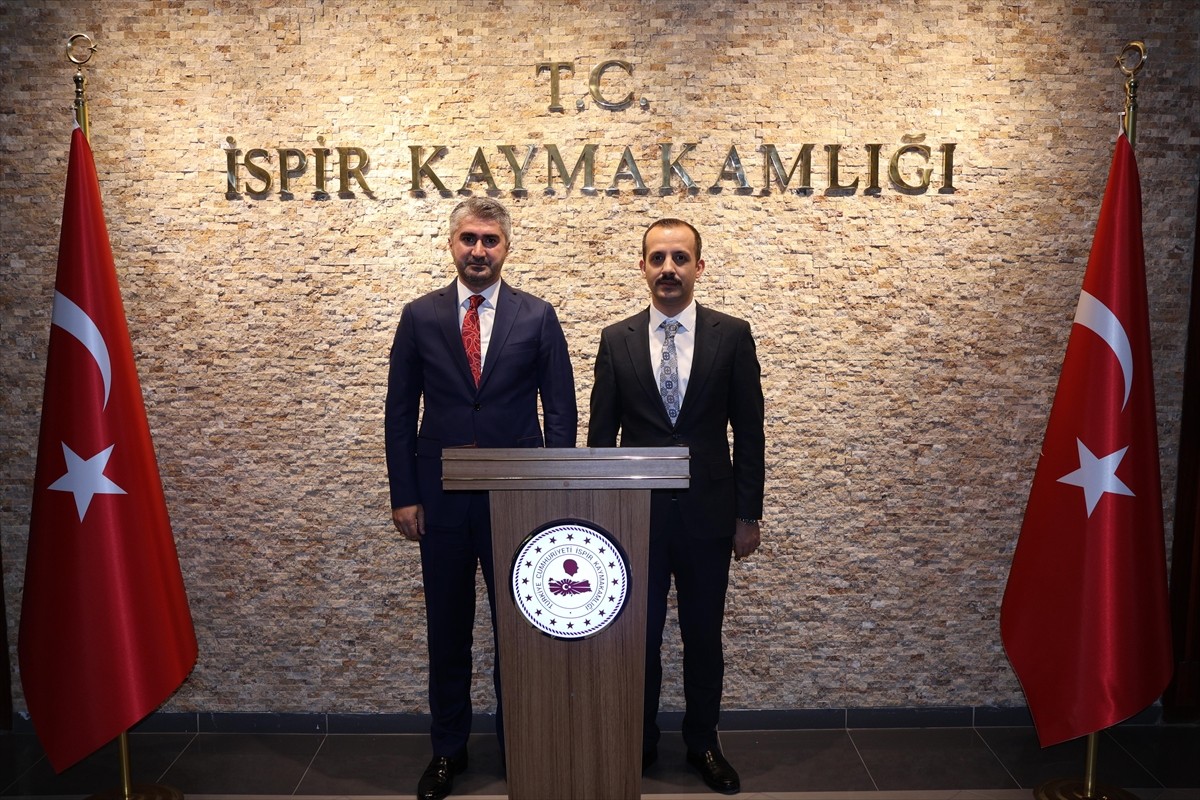 Aile ve Sosyal Hizmetler Bakan Yardımcısı Zafer Tarıkdaroğlu (solda), Erzurum'un İspir ilçesinde...