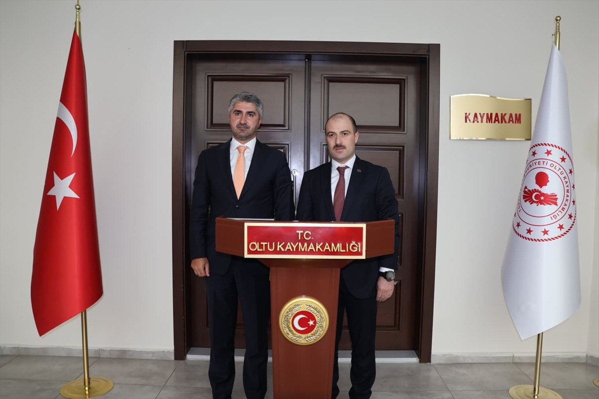 Aile ve Sosyal Hizmetler Bakan Yardımcısı Zafer Tarıkdaroğlu (solda), Oltu Kaymakamı Mustafa...