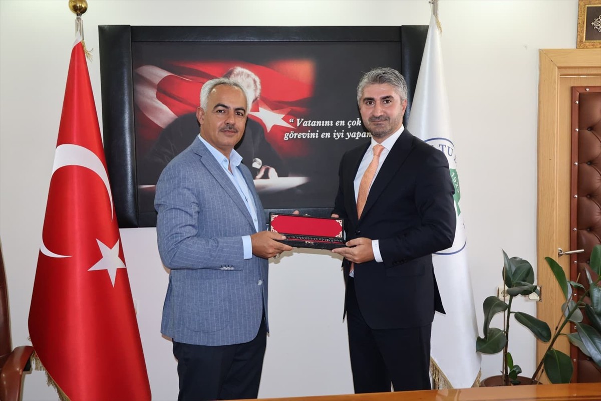 Aile ve Sosyal Hizmetler Bakan Yardımcısı Zafer Tarıkdaroğlu (solda), Oltu Kaymakamı Mustafa...