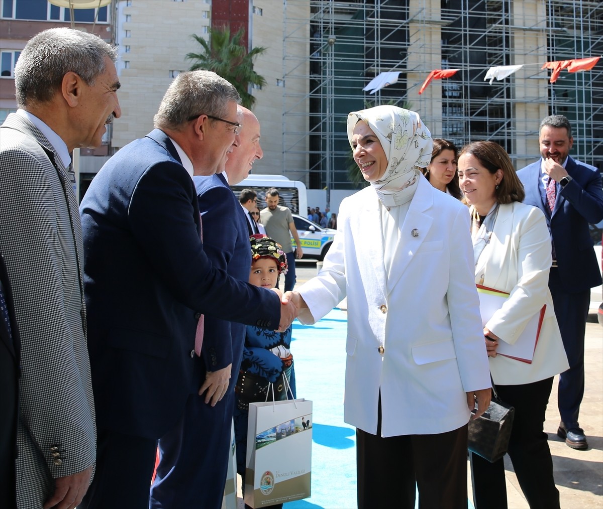 Aile ve Sosyal Hizmetler Bakanı Mahinur Özdemir Göktaş, Denizli Valiliğini ziyaret etti. Bakan...