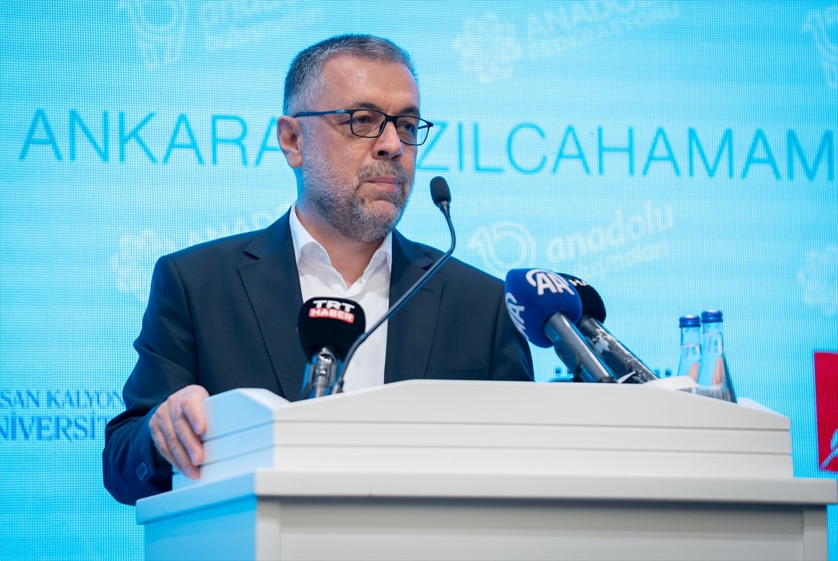 Aile ve Sosyal Hizmetler Bakanı Mahinur Özdemir Göktaş (ortada), Anadolu Federasyonunca...