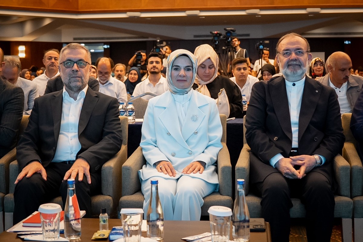 Aile ve Sosyal Hizmetler Bakanı Mahinur Özdemir Göktaş (ortada), Anadolu Federasyonunca...