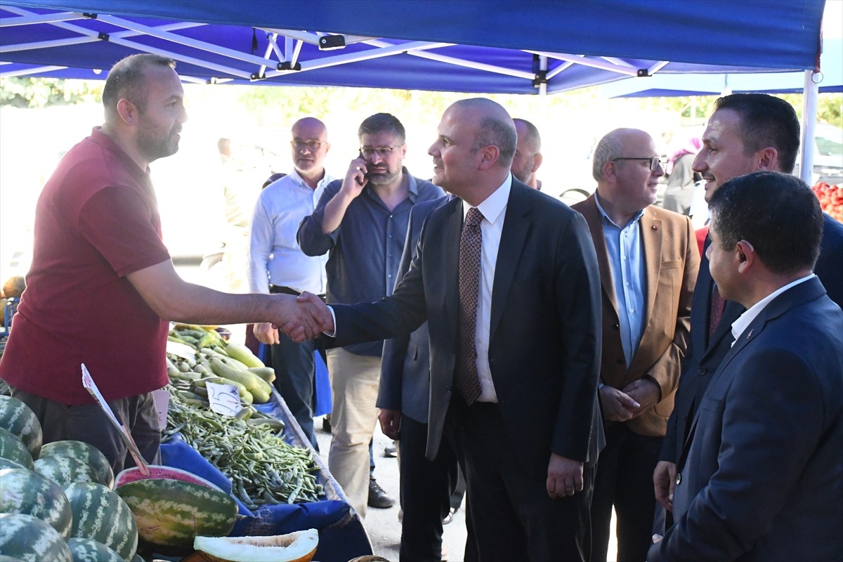 AK Parti Genel Başkan Yardımcısı Ömer İleri (sol 3), Düzce'de ziyaretler gerçekleştirdi. Hamidiye...