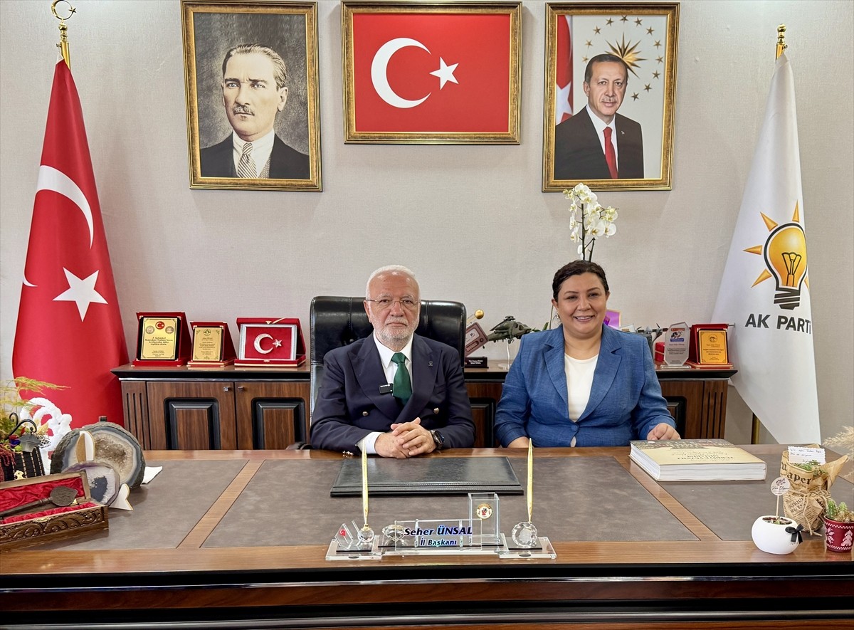 AK Parti Genel Başkanvekili Mustafa Elitaş (solda), "Türkiye Yüzyılı Buluşmaları" kapsamında...