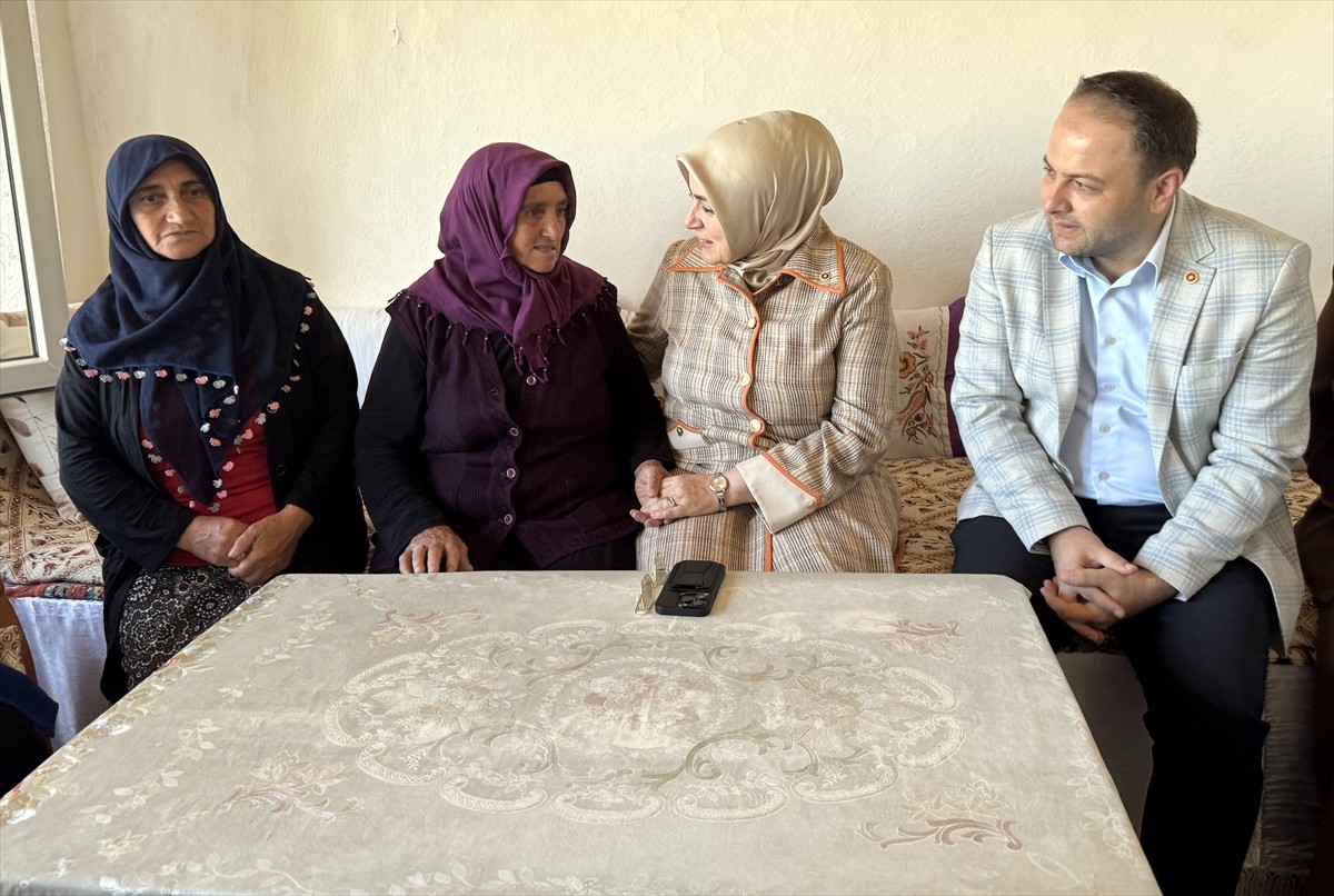 AK Parti Genel Merkez Kadın Kolları Başkanı Tuğba Işık Ercan (sağ 2), Cumhurbaşkanı ve AK Parti...