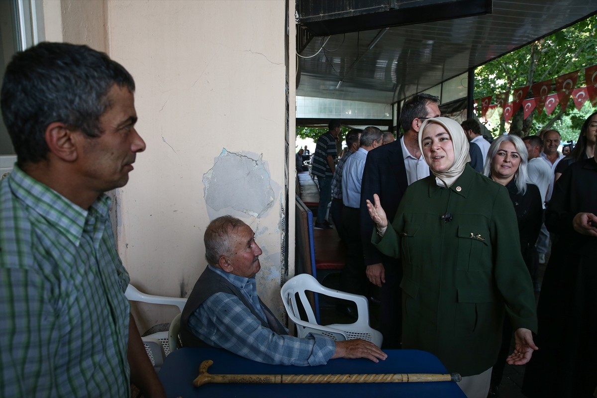  AK Parti Genel Merkez Kadın Kolları Başkanı Tuğba Işık Ercan, yangından etkilenen Bursa'nın Gürsu...