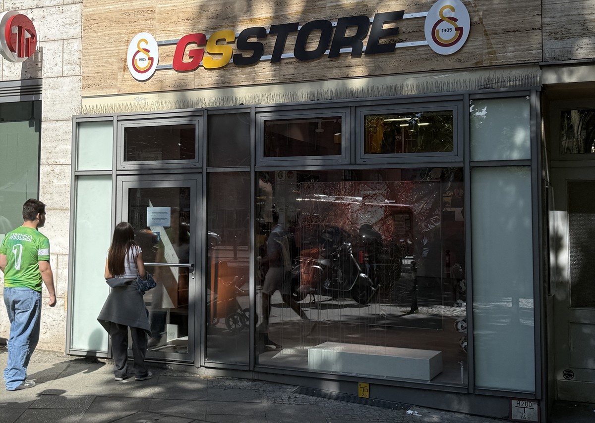 Almanya'nın başkenti Berlin'de Galatasaray'ın resmi lisanslı ürünlerinin satıldığı GS Store...