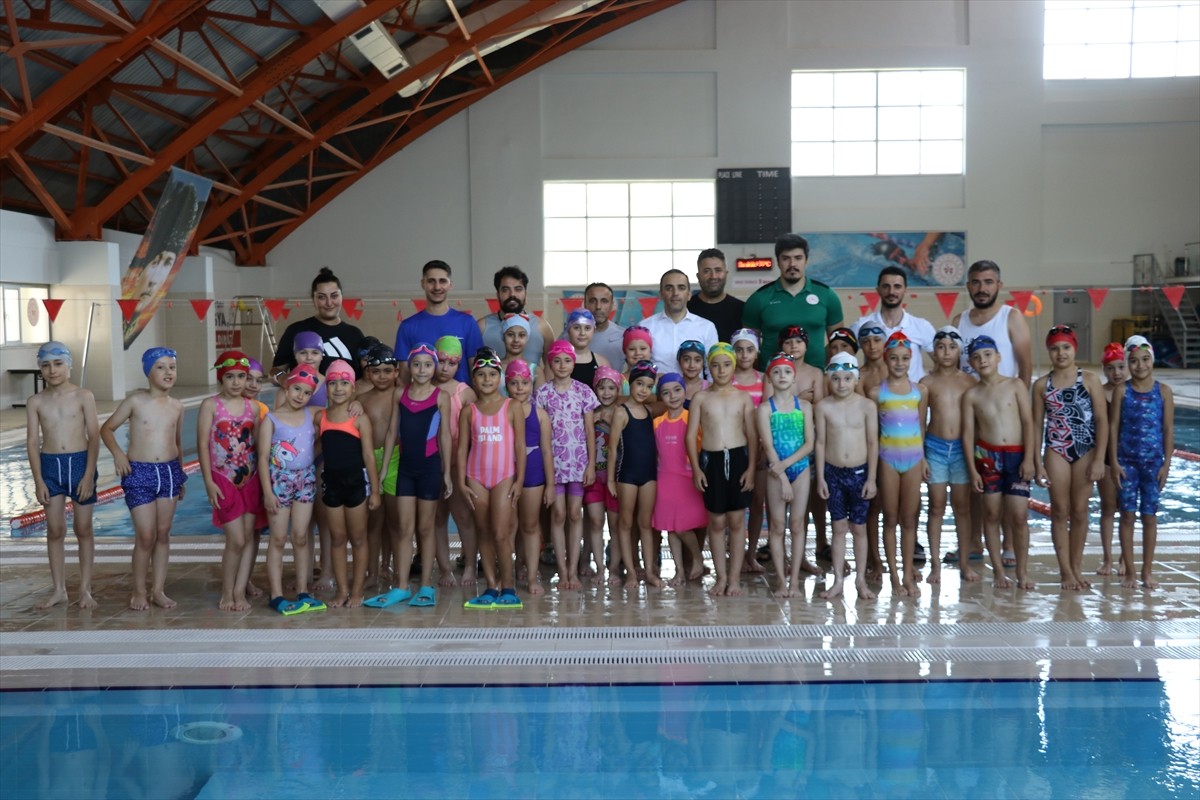 Amasya'da 2018 yılından beri devam eden 5 profesyonel yüzme antrenörünün eşlik ettiği Gençlik ve...