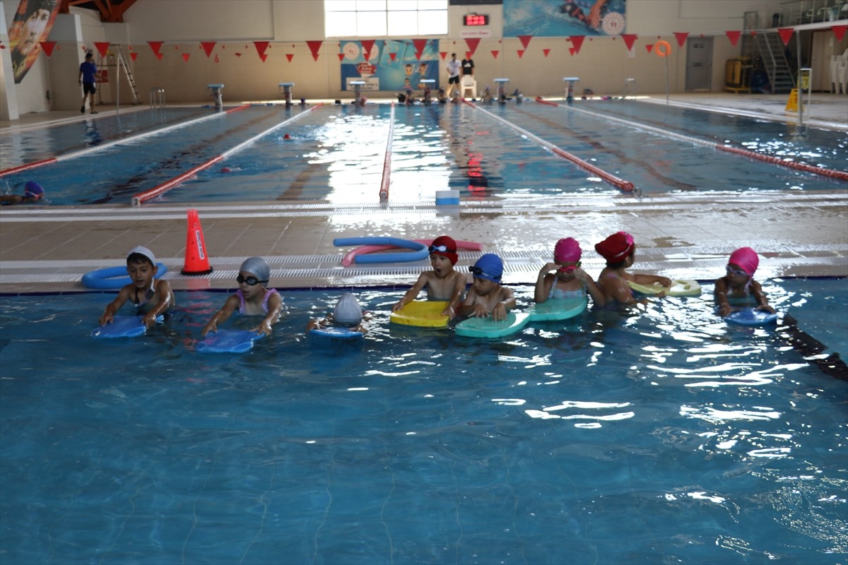 Amasya'da 2018 yılından beri devam eden 5 profesyonel yüzme antrenörünün eşlik ettiği Gençlik ve...