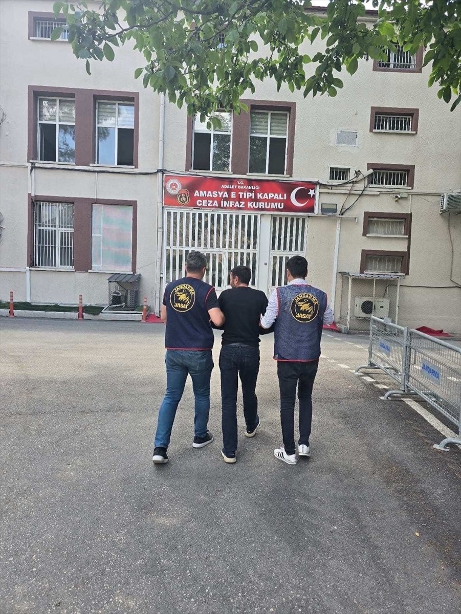 Amasya'da hakkında 24 yıl 25 gün kesinleşmiş hapis cezası bulunan firari hükümlü yakalandı....