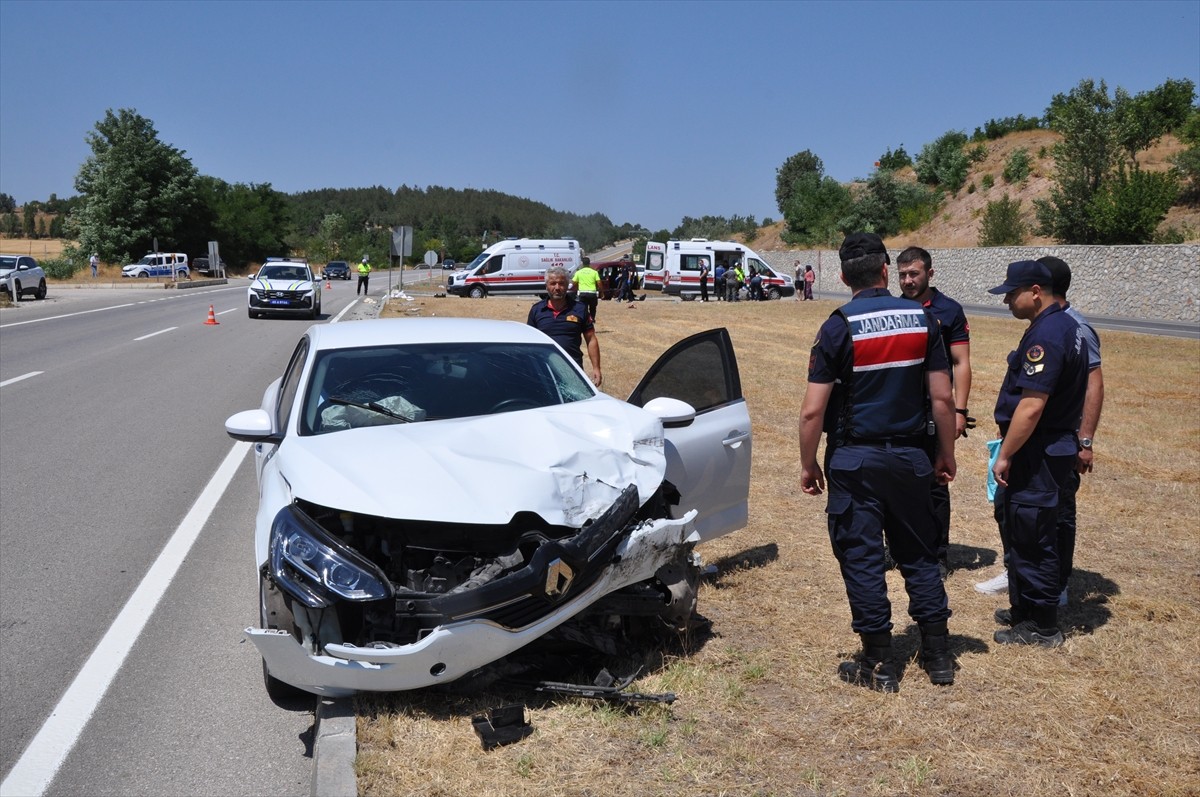  Amasya'nın Gümüşhacıköy ilçesinde otomobil ile hafif ticari aracın çarpışması sonucu 10 kişi...