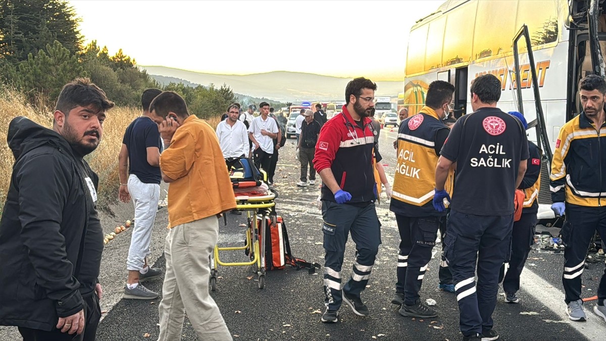 Anadolu Otoyolu'nun Bolu kesiminde yolcu otobüsünün kamyona çarpması sonucu ilk belirlemelere göre...