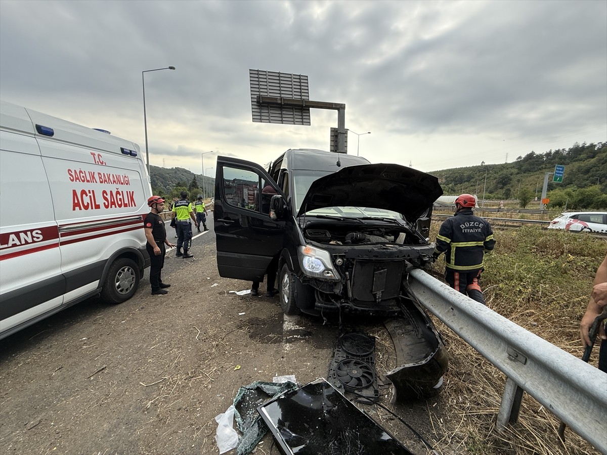 Anadolu Otoyolu'nun Düzce kesiminde müzisyen Çağan Şengül ve vokal grubunu taşıyan minibüsün...
