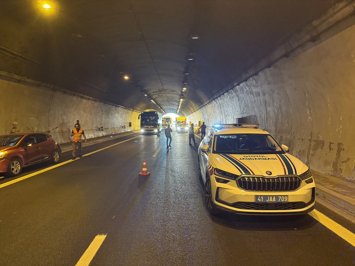 Anadolu Otoyolu'nun Kocaeli kesiminde 5 kişinin yaralandığı zincirleme trafik kazası, ulaşımda...
