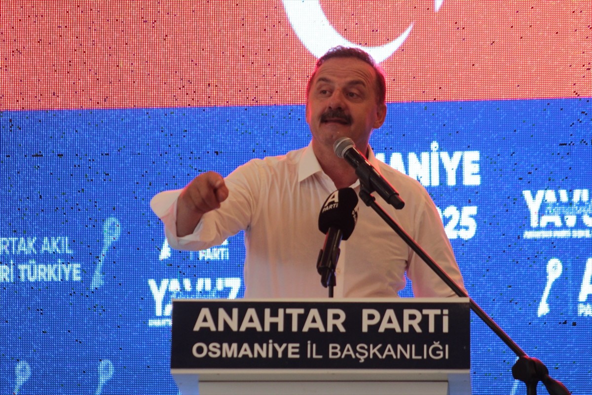 Anahtar Parti Genel Başkanı Yavuz Ağıralioğlu, Osmaniye'de bir düğün salonunda düzenlenen "Halk...