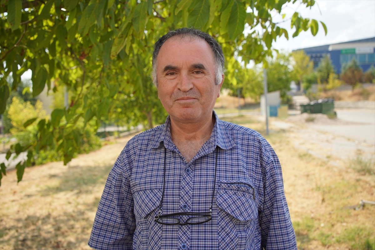 Anız yakmak canlı yaşamını yok ederek toprağı çöle dönüştürüyor. Anız yakma yöntemi, toprağın üst...