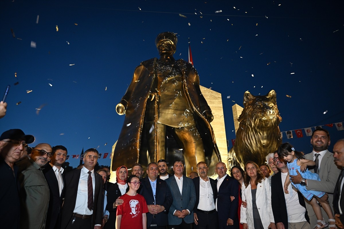 Ankara'da Keçiören Belediyesince ilçe girişinde yapımı tamamlanan "30 Ağustos Zafer Anıtı" törenle...