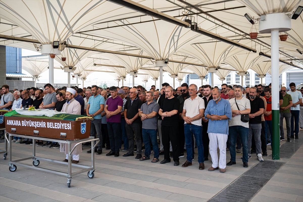 Ankara'da önceki gün misafir olarak gittiği evde çıkan kavgada hayatını kaybeden kadının cenazesi...