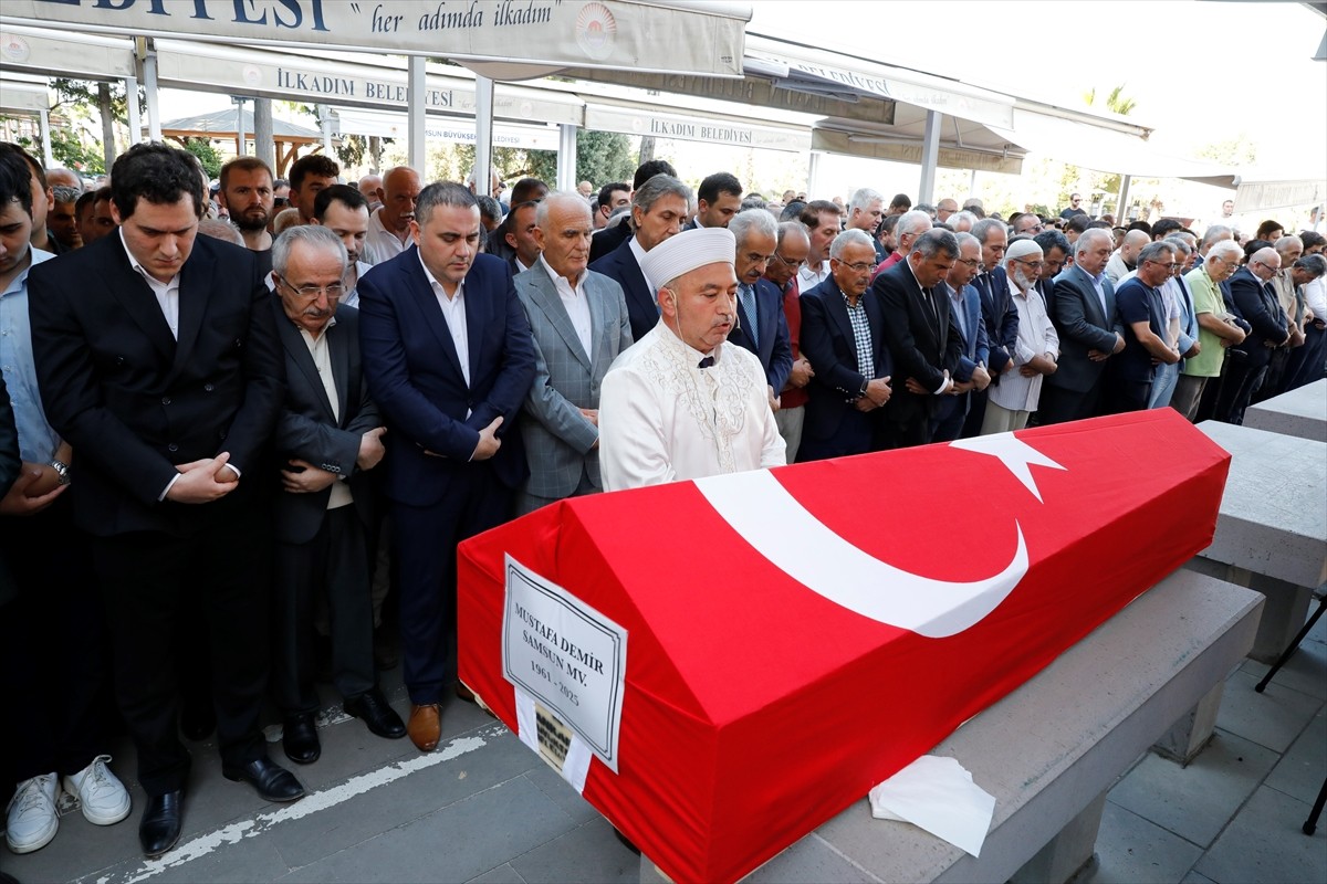 Ankara'da tedavi gördüğü hastanede 64 yaşında vefat eden eski Bayındırlık ve İskan Bakanı ve eski...