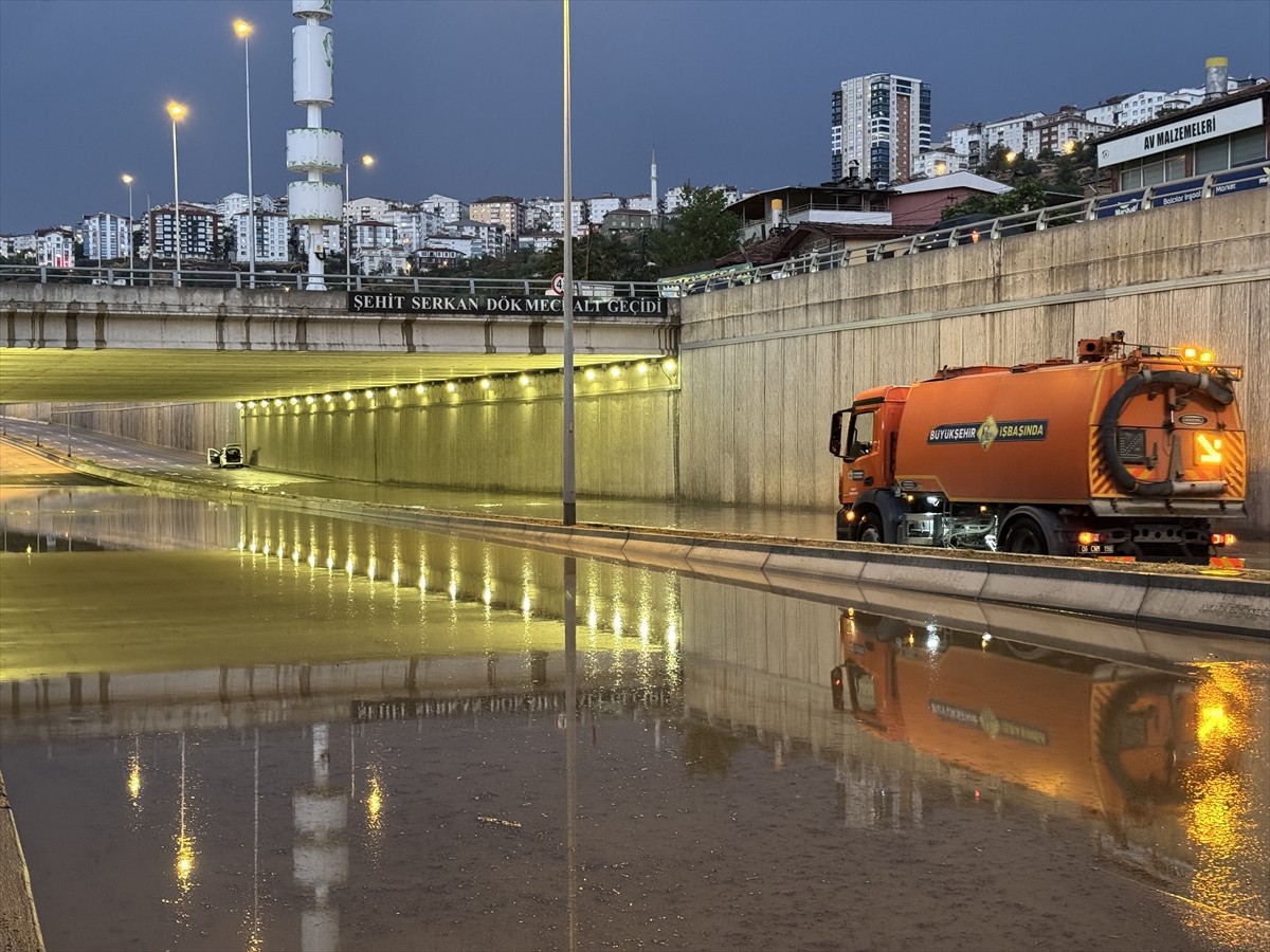 Ankara'nın Mamak ilçesinde etkili olan kısa süreli sağanak alt geçitte su birikintisine neden...