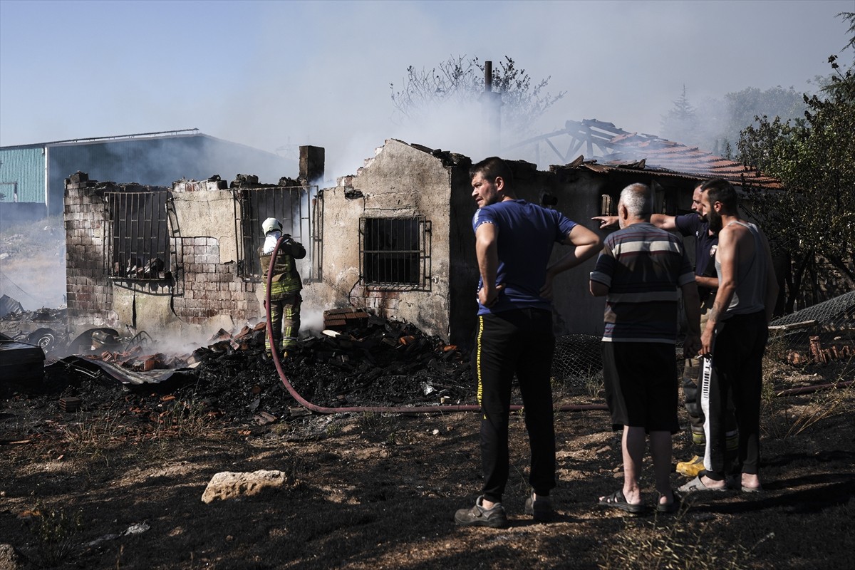 Ankara'nın Yenimahalle ilçesindeki Hurdacılar Sanayi Sitesi'nde otluk alanda çıkan ve bölgedeki...