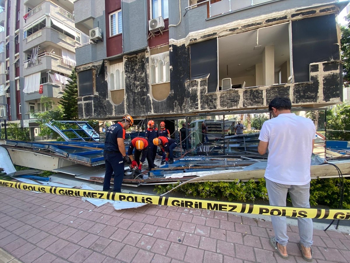 Antalya'da 5 katlı apartmanın reklam panolarının bulunduğu dış cephe kaplaması düştü. Bölgeye...