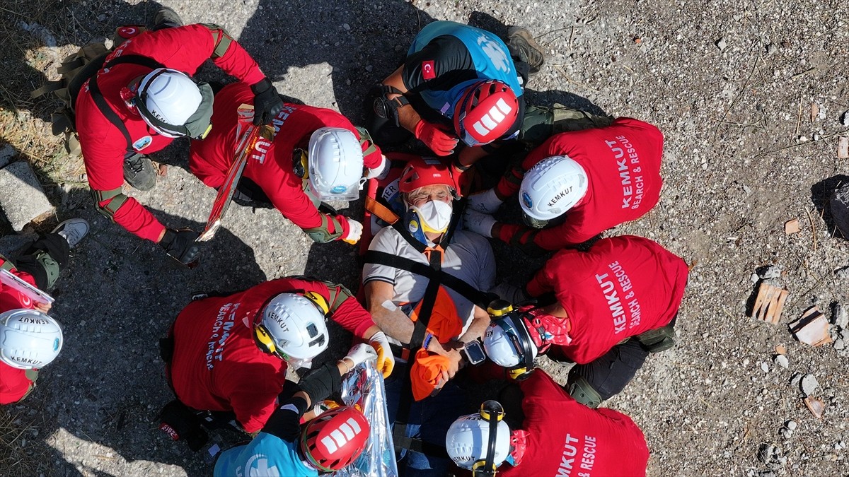 Antalya'da AFAD koordinesinde, 316 personelin katılımıyla deprem tatbikatı yapıldı. Senaryo...