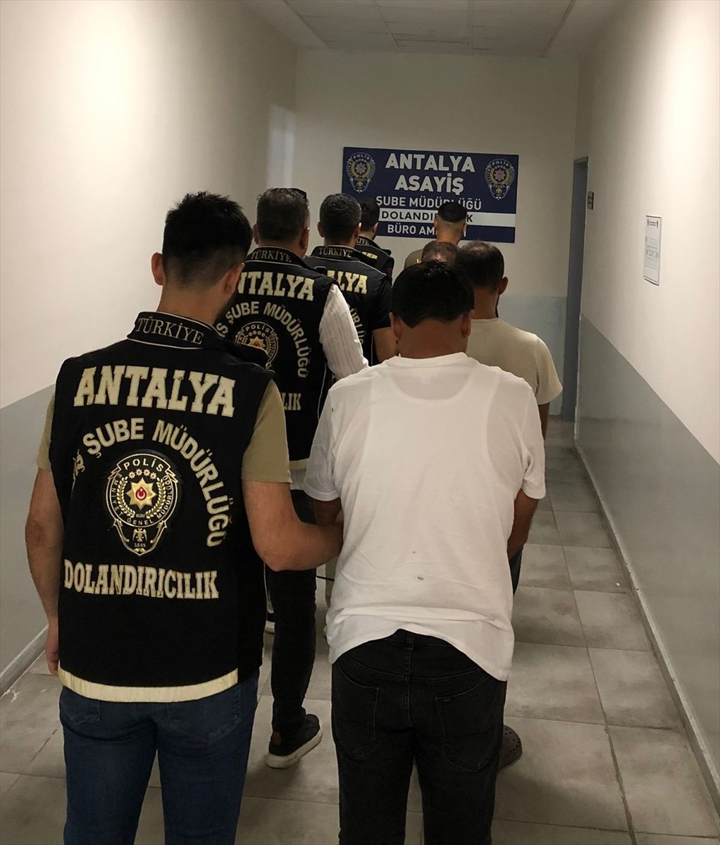 Antalya'da telefonda kendilerini polis, savcı ve mit görevlisi olarak tanıtarak dolandırıcılık...