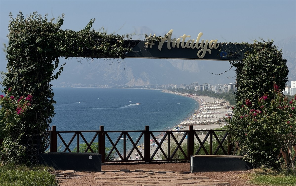 Antalya'da yüzde 76'ya ulaşan nemden ve yüksek sıcaklıktan bunalanlar sahilleri doldurdu. 