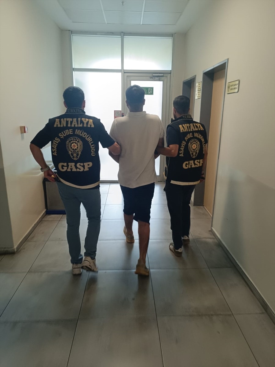  Antalya'nın Aksu ilçesinde 8 iş yerinin yandığı kundaklama olayına ilişkin 2 kişi...