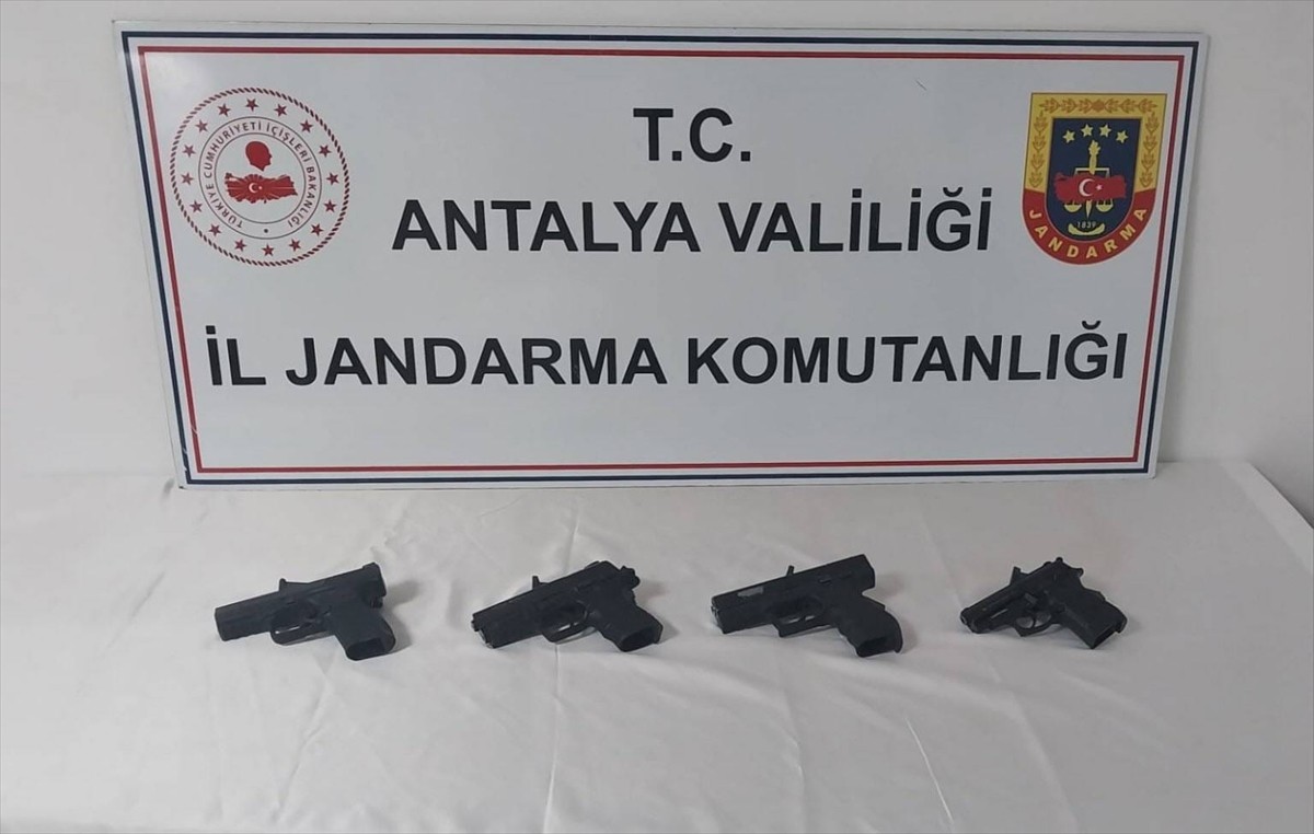 Antalya'nın Aksu ilçesinde düzenlenen kaçak silah operasyonunda 4 kişi gözaltına alındı.