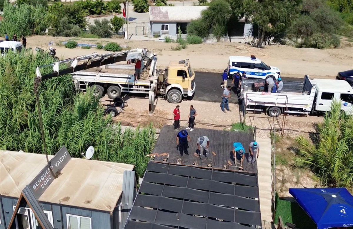 Antalya'nın Aksu ilçesinde "kral yolu" olarak bilinen köprü ile deniz arasındaki bölgeye kaçak...
