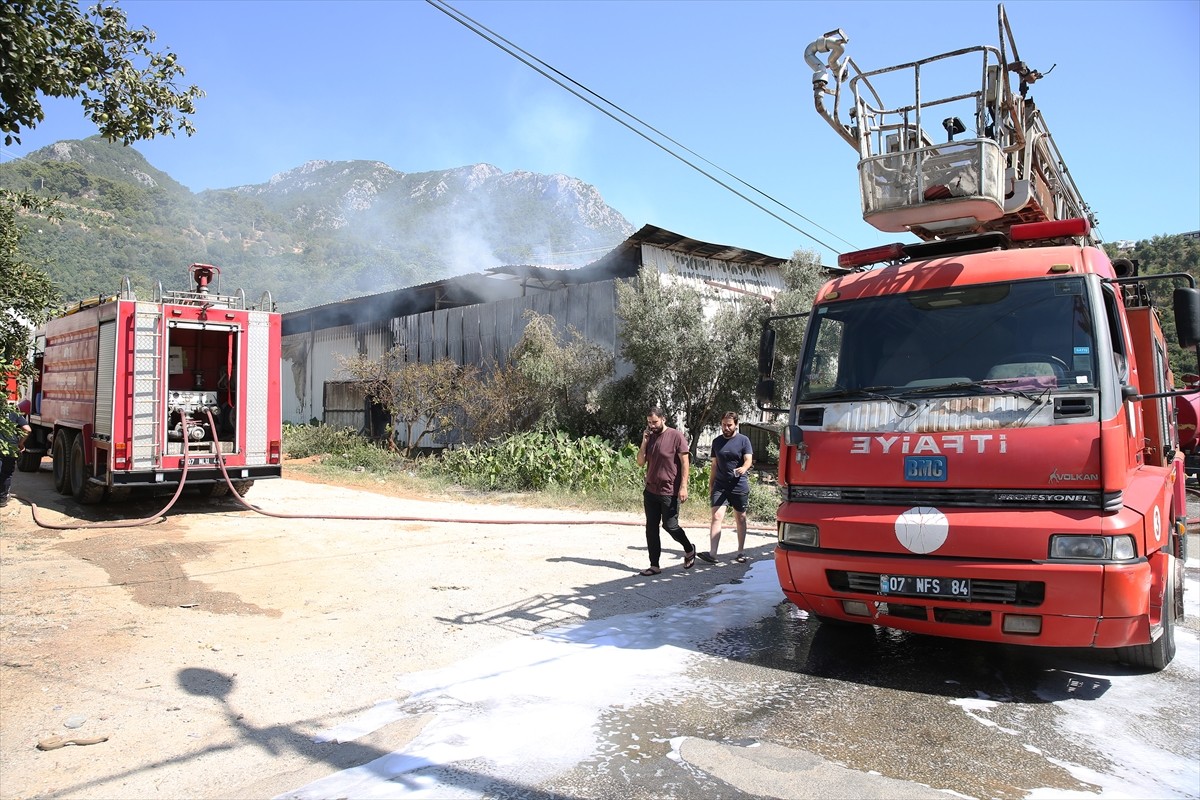 Antalya'nın Alanya ilçesinde mobilya atölyesinde çıkan yangın, itfaiye ekiplerinin müdahalesiyle...